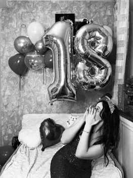 Ему восемнадцать. — He is eighteen