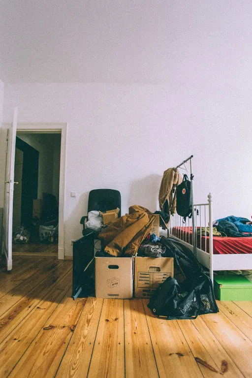 move out — quitter les lieux