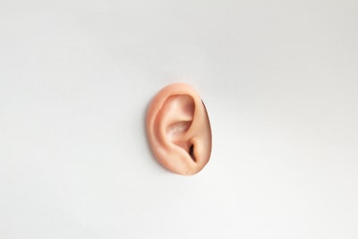 malentendant — hard of hearing