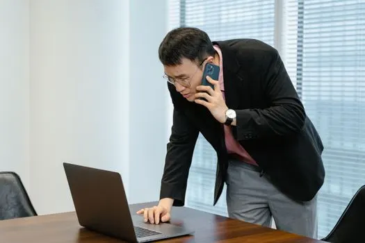 позвонить кому-нибудь — Put a call in to someone