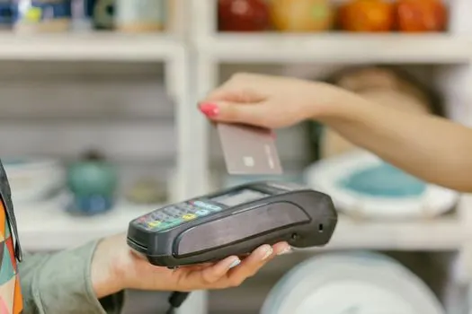 Acceptez-vous les cartes bancaires ? — Da li primate kartice?