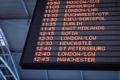 panel de llegadas — arrivals board