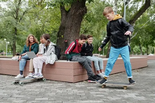 Молодые люди — Youngsters
