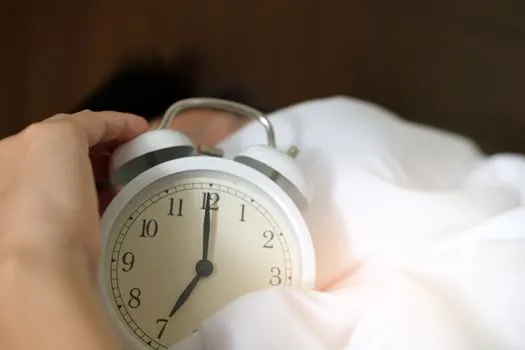 Проспать будильник — sleep through the alarm