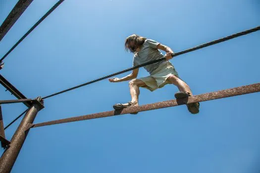 канат — Tightrope