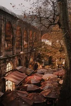 Рынок на коричневом пейзаже — Market on the brown landscape