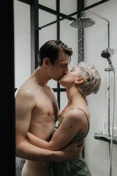 голая девушка в душе — naked girl in the shower