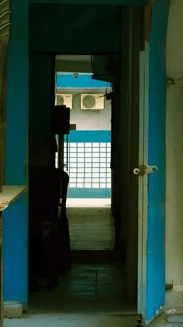 muy lejos, en — Far away in