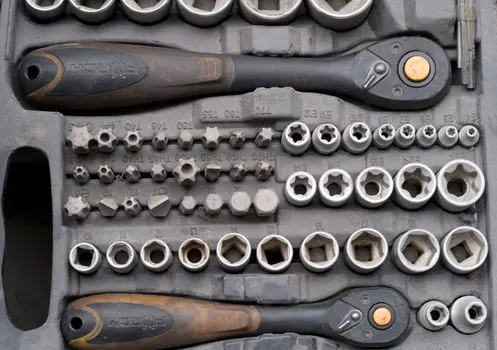 регулировочный болт — adjusting bolt