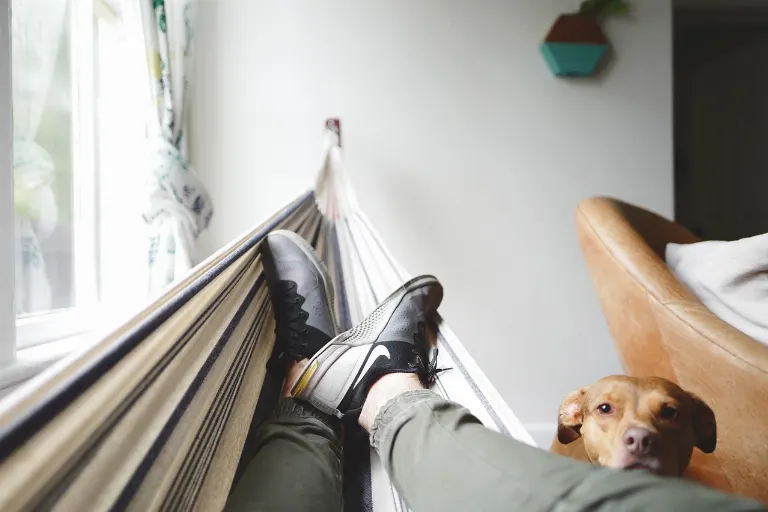 laid-back — décontracté