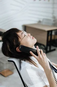 быть на удержании — be on hold