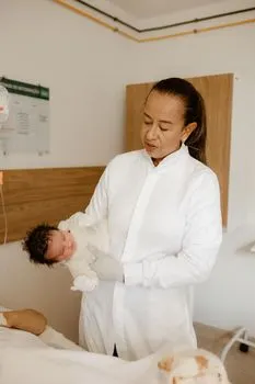 Акушер — Obstetrician