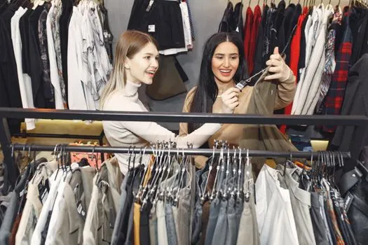 увлекаться модой — be into fashion