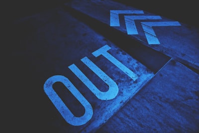 embrasser fougueusement — made out with