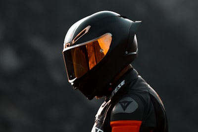 un casco — a helmet