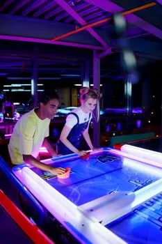 играет — Plays