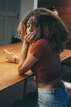 Сейчас она не занята. — She isn’t busy now