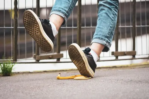 Поскользнулся — slipped