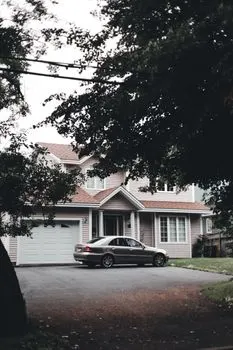 à frente de — vor