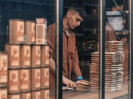 она работает продавщицей в магазине. — She is a shop assistant