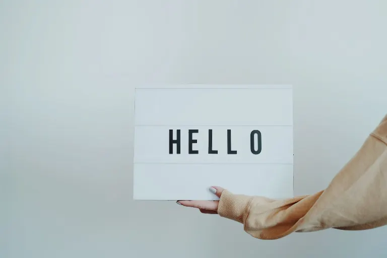 greeted — a salué