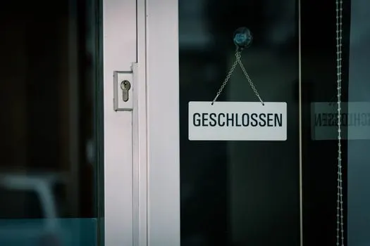 l'agence fermée — die geschlossene Filiale