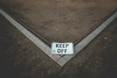 pelouse interdite — keep off the grass