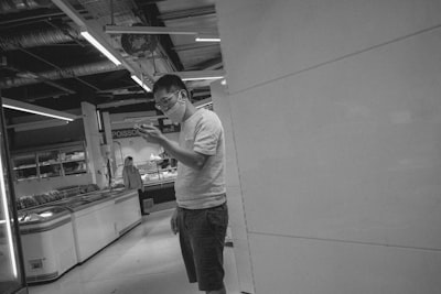il choisit les informations qui servent le projet — He chooses the information that is beneficial for the project