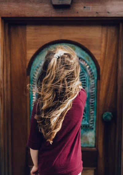 frapper à — knock on