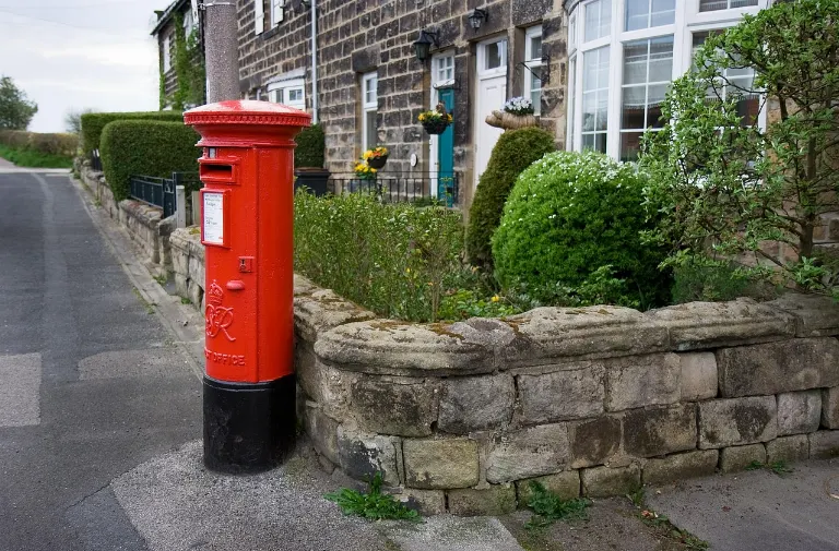 mailbox — boîte aux lettres