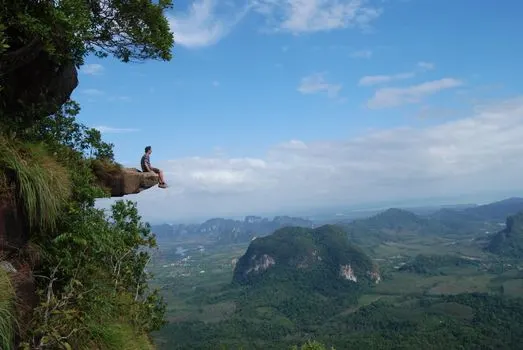 Расположенный наверху — Perched above