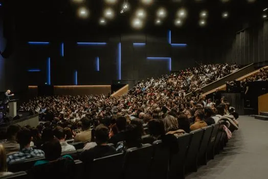 salón de actos — Assembly hall