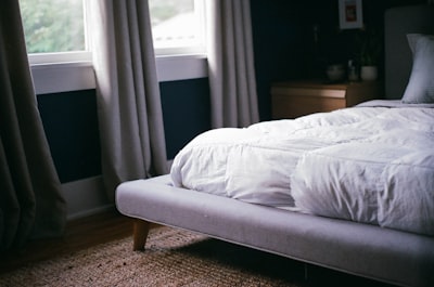заправлять кровать — Hacer la cama