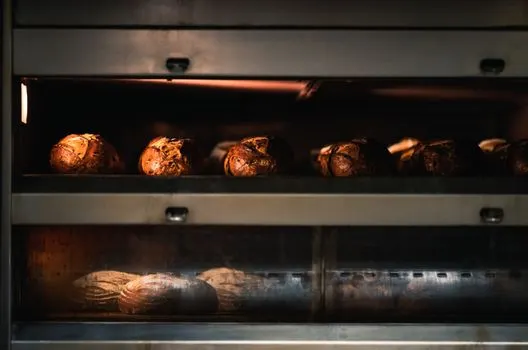 peći — cuocere al forno