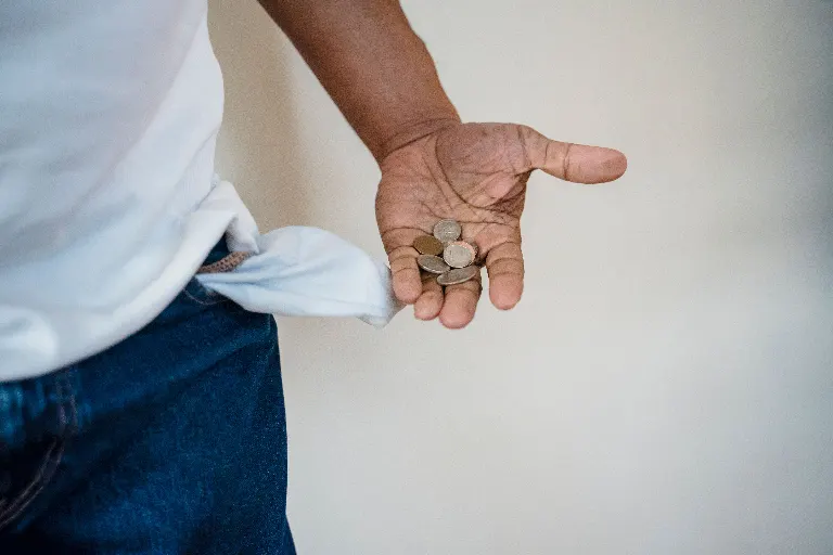 Ce mois-ci, c'est serré côté argent — Sel kuul on rahaga kitsas