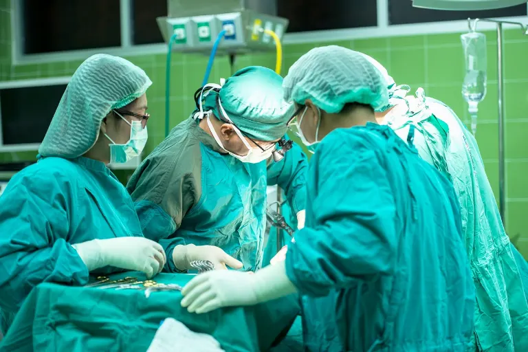 surgery — opération
