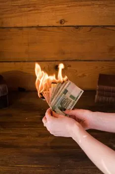 Throw money away — jeter l'argent par les fenêtres