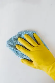 limpio como una patena — clean as a whistle