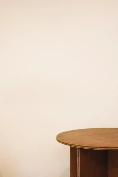 за стол — à table