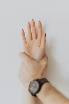 Hände stützen — brace hands