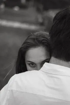 apercevoir quelqu'un — catch sight of someone