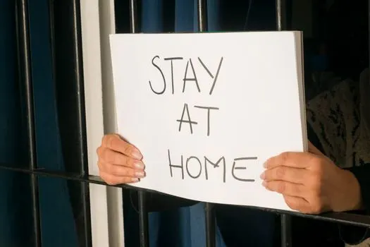 Stay in — rester chez soi