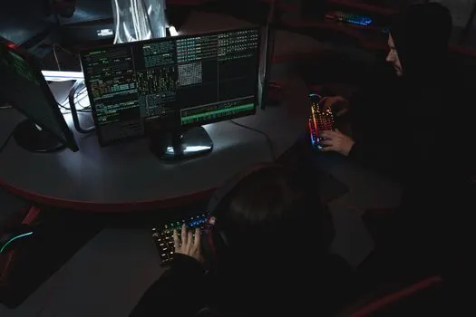 хакеры — cyberattackers