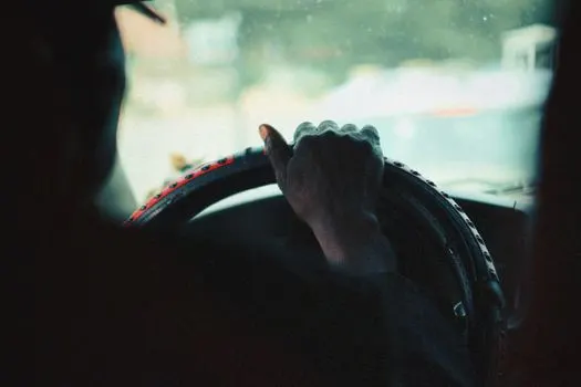 держаться за руль и клюшку одновременно — hold the steering wheel and the club at the same time