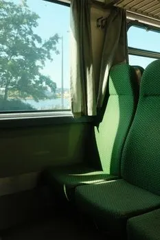 Imate li mesto do prozora? — Avete un posto finestrino?