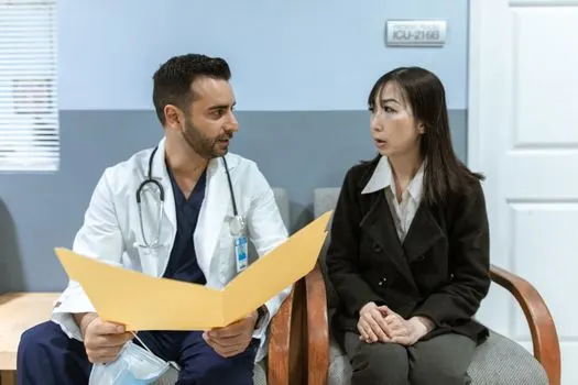 Hier, j'étais chez le médecin — Juče sam bio kod lekara