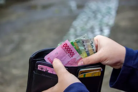 покупает — adquiere