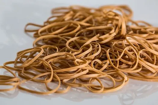 elastic band — goma elástica