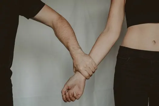 Руки безвольно свисают — Bras ballants