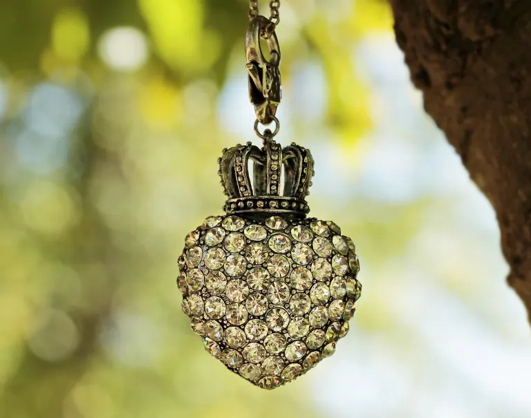 pendant — pendentif